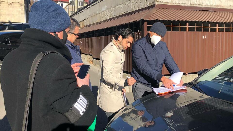 Леросу підозру вручали біля його будинку