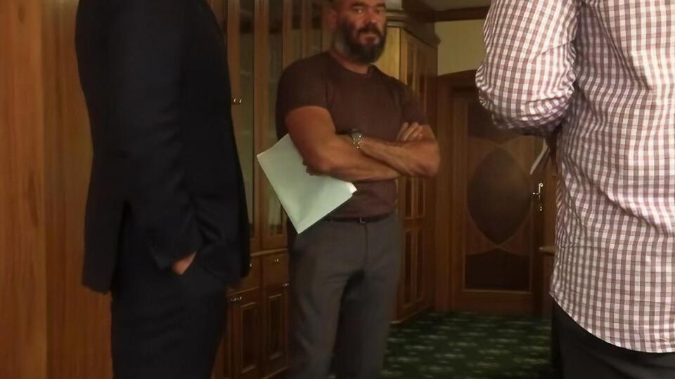 Журналистам "Схем" удалось зафиксировать нападение сотрудников "Укрэксимбанка"