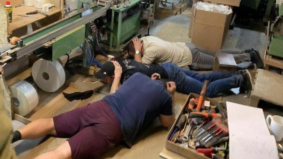 Все работники цеха родом из Кременчуга, сообщил журналист