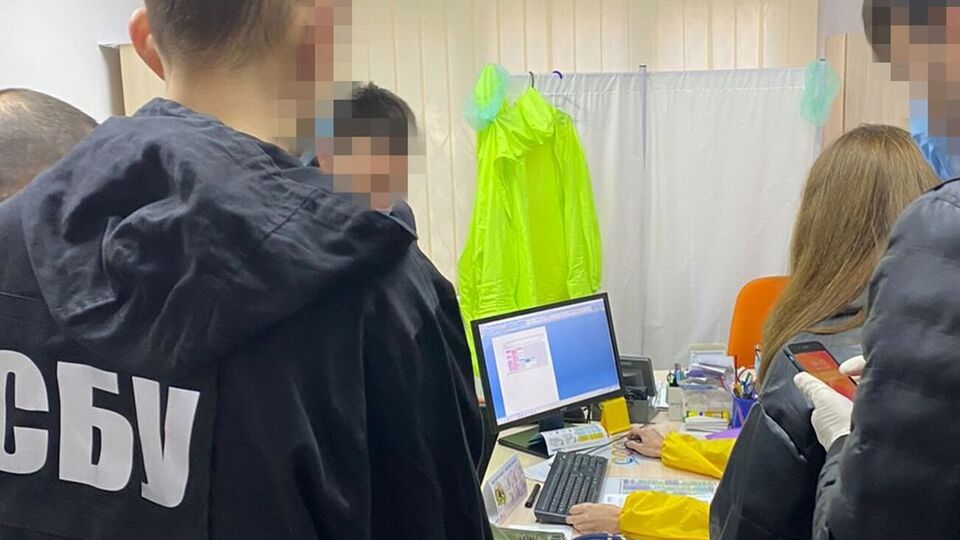 Правоохранители провели обыски по адресам работы и фактического проживания фигурантов