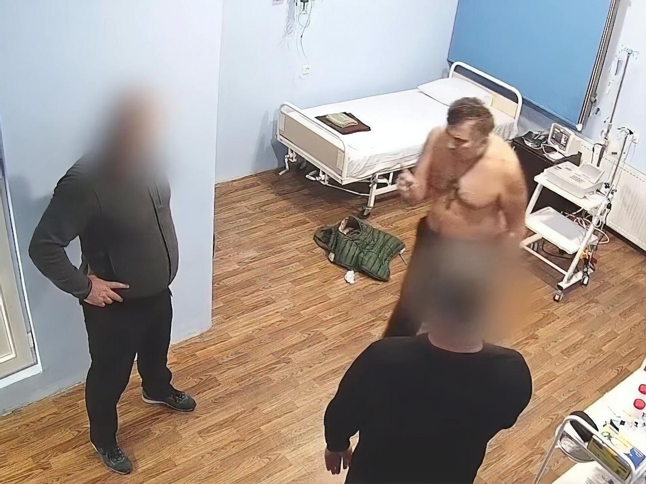 Саакашвілі сперечається у палаті з двома чоловіками без халатів