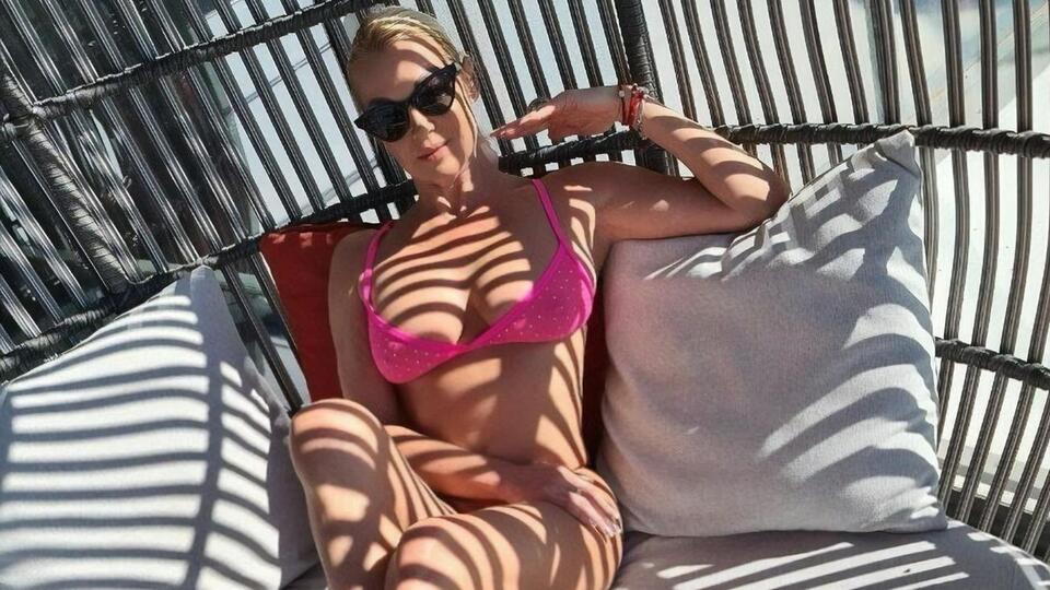 Уперше протягом тривалого часу Волочкова показала своє фото не зі шпагатом і в бікіні, а у класичному вбранні