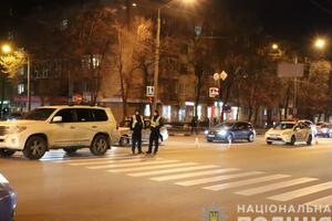 Водитель Toyota протянул ребенка, оказавшегося под колесами, через перекресток