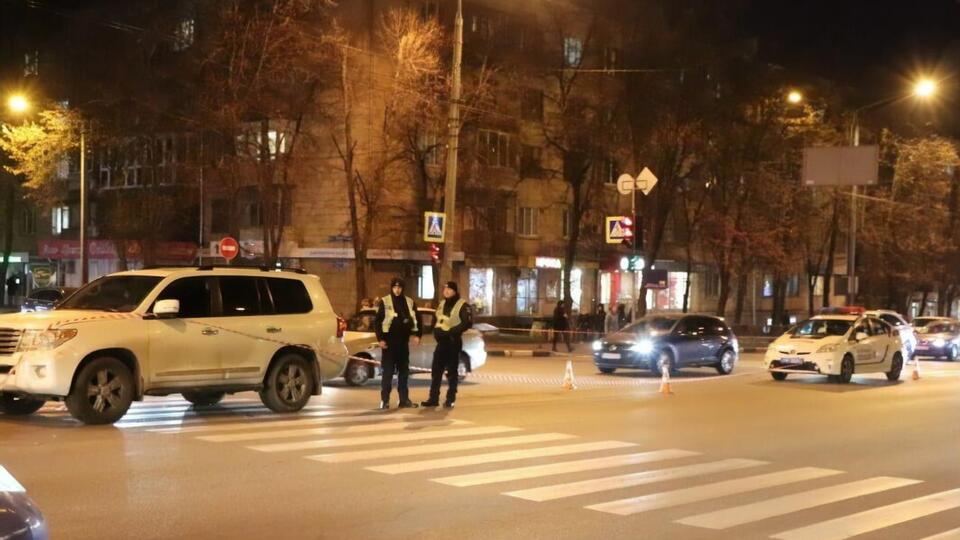 Водитель Toyota протянул ребенка, оказавшегося под колесами, через перекресток