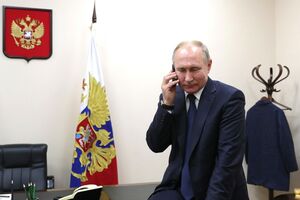 Путин (на фото) провел телефонный разговор с Меркель