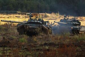 Bloomberg написало 8 ноября, что Россия перебрасывает танки к украинской границе