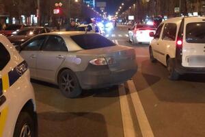 Поліцейського та водія Mazda, яка його збила, госпіталізовано