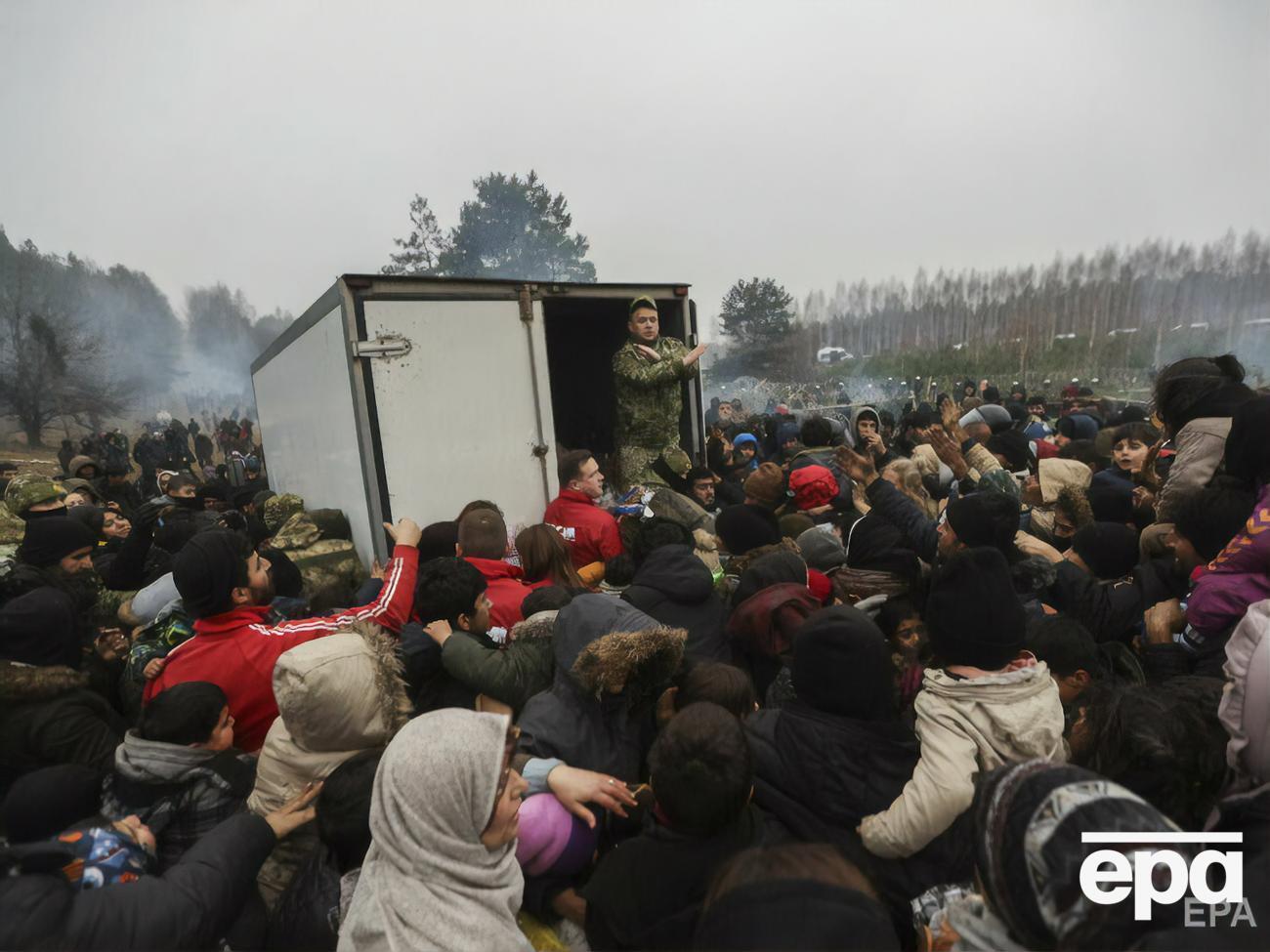 Мігранти прибувають до Білорусі під виглядом туристів, а потім білоруські силовики супроводжують їх до кордону з Євросоюзом, розповіли у МВС України