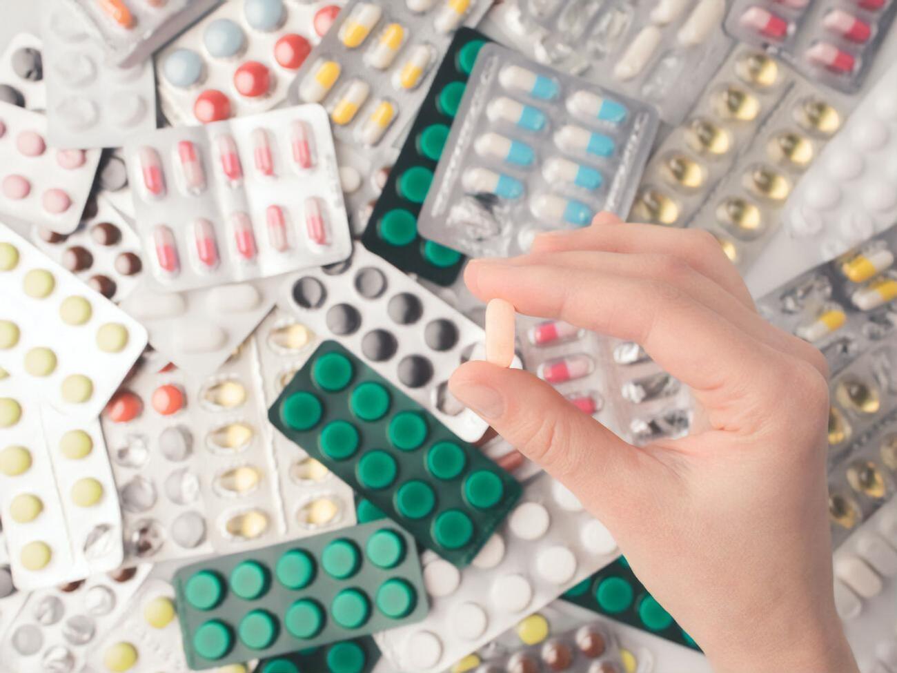 Исследования препаратов показали, что они уменьшают количество госпитализаций и смертей у пациентов с COVID-19