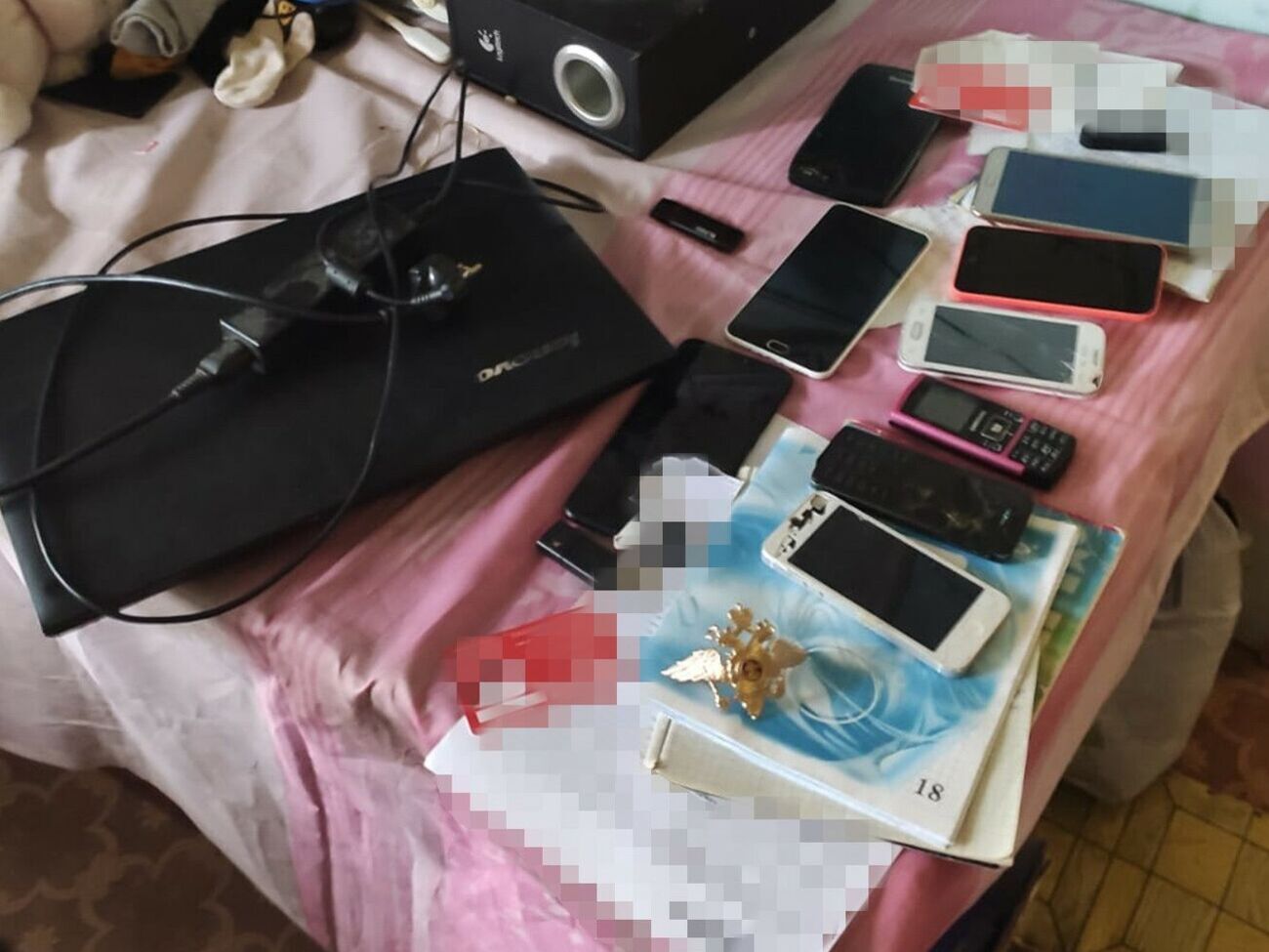 В ходе обысков правоохранители обнаружили средства связи и ноутбук с доказательствами противоправной деятельности