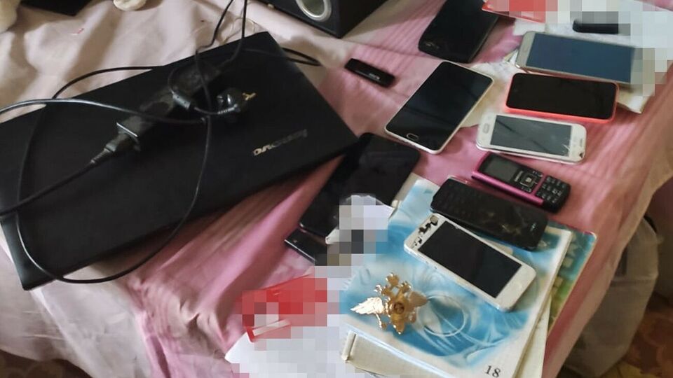 В ходе обысков правоохранители обнаружили средства связи и ноутбук с доказательствами противоправной деятельности