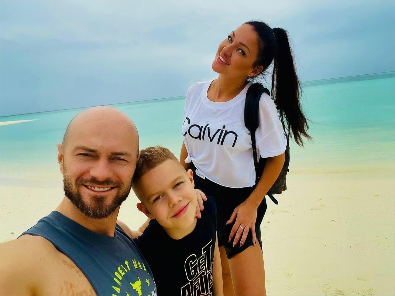 Влад Яма з дружиною Ліліаною та сином Леоном на Мальдівах