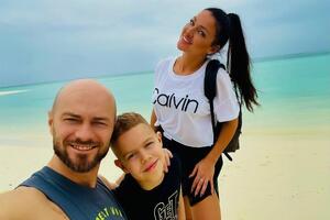 Влад Яма з дружиною Ліліаною та сином Леоном на Мальдівах