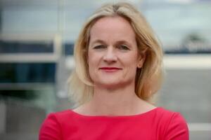 Виола фон Крамон: Вам нужно лучше платить сотрудникам в органах власти, в министерствах, в Раде, тогда у вас будут независимые органы. Сейчас все в руках олигархов