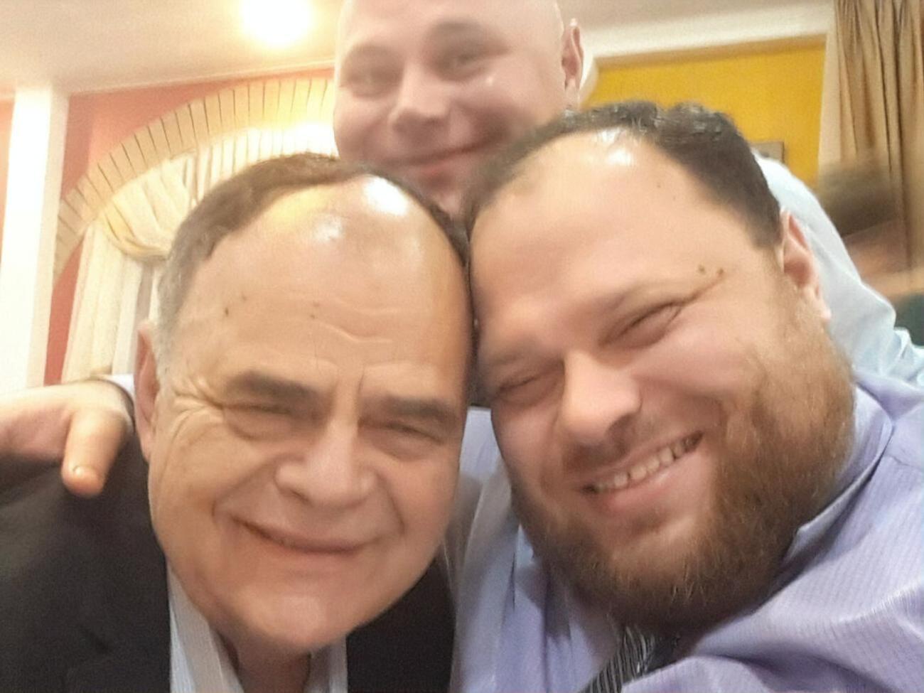 Руслан Стефанчук (справа) с отцом Алексеем Ивановичем и младшим братом Николаем&nbsp;