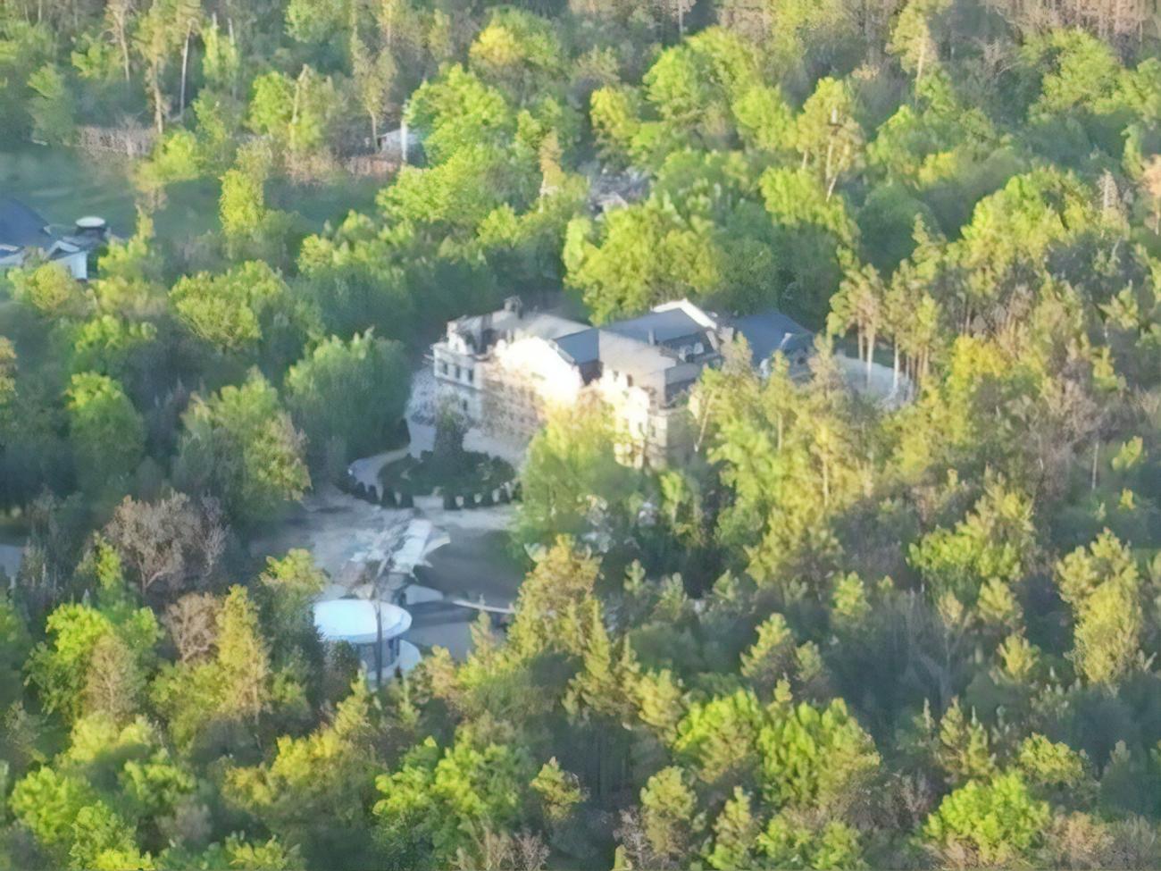 В доме, по информации журналистов, 114 помещений, есть церковь, прачечная, гардеробы и каминный зал