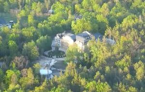 В доме, по информации журналистов, 114 помещений, есть церковь, прачечная, гардеробы и каминный зал