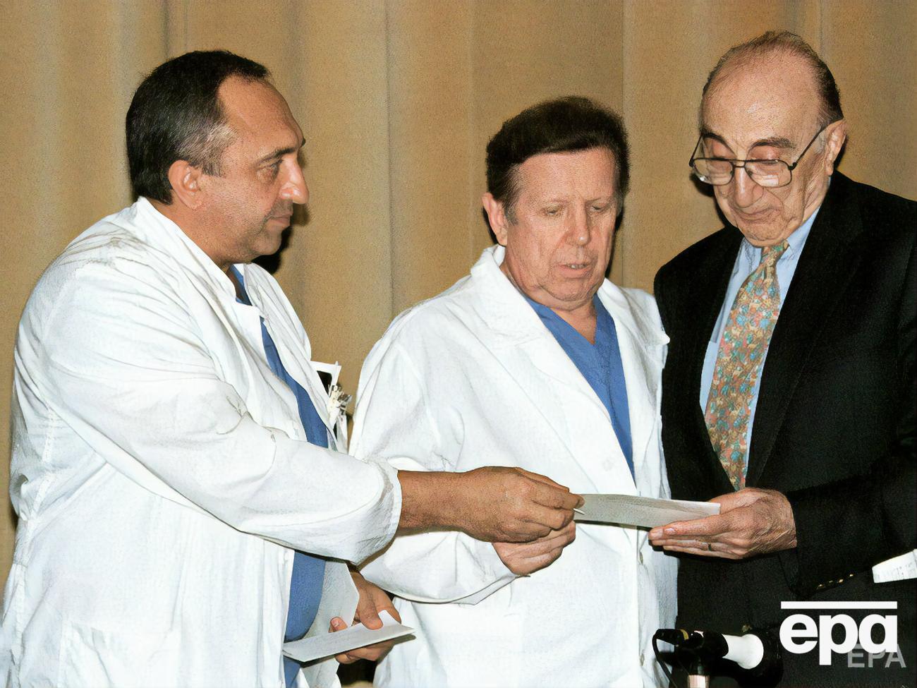 Евгений Чазов (в центре) на пресс-конференции после операции Бориса Ельцина в 1996 году