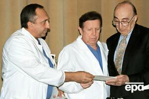 Евгений Чазов (в центре) на пресс-конференции после операции Бориса Ельцина в 1996 году