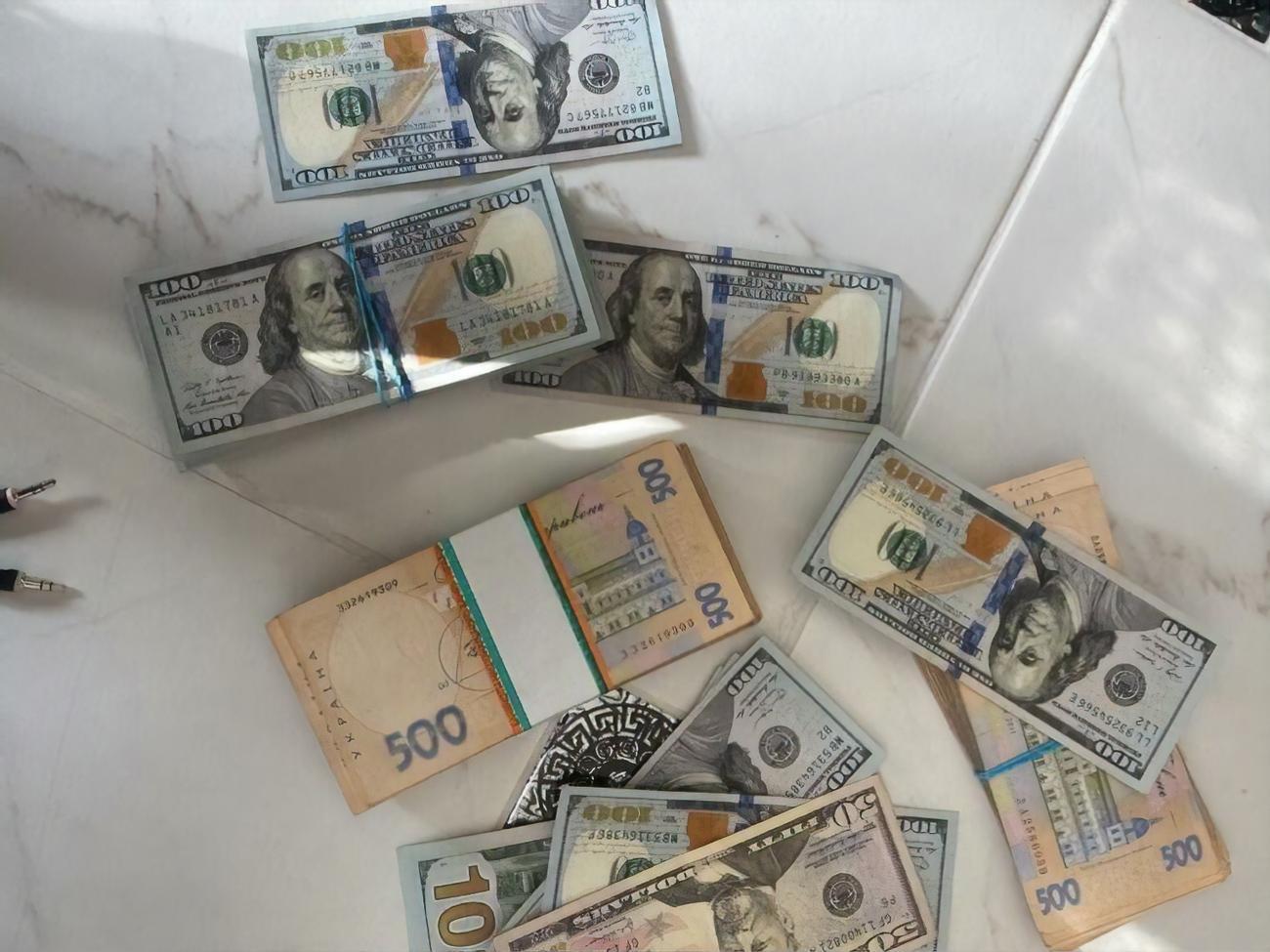 Правоохоронці вилучили понад 70 печаток та штампів медичних установ, приблизно 500 тис. грн та $12 тис.