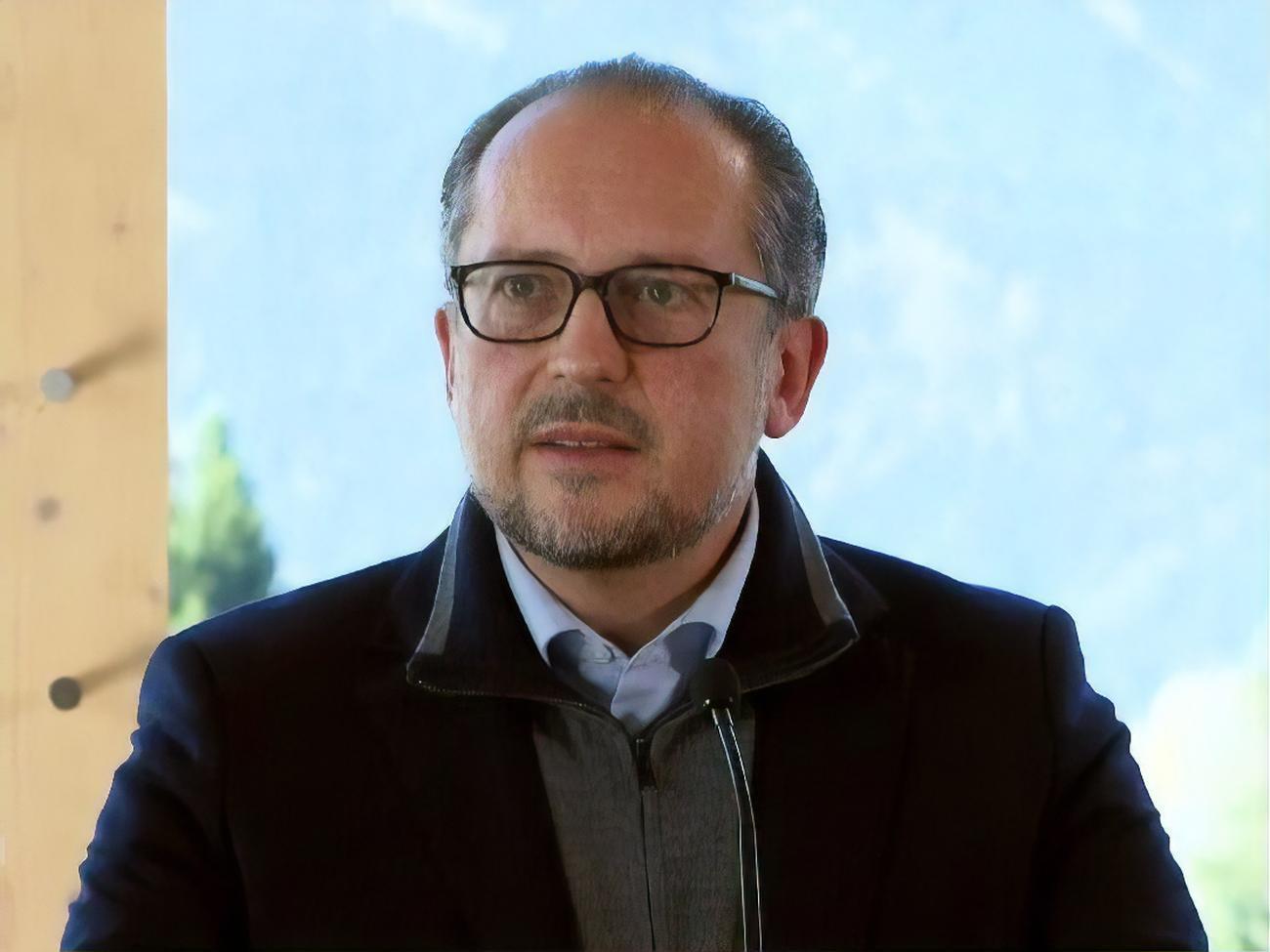 Шалленберг призвал австрийцев вакцинироваться