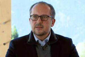 Шалленберг призвал австрийцев вакцинироваться