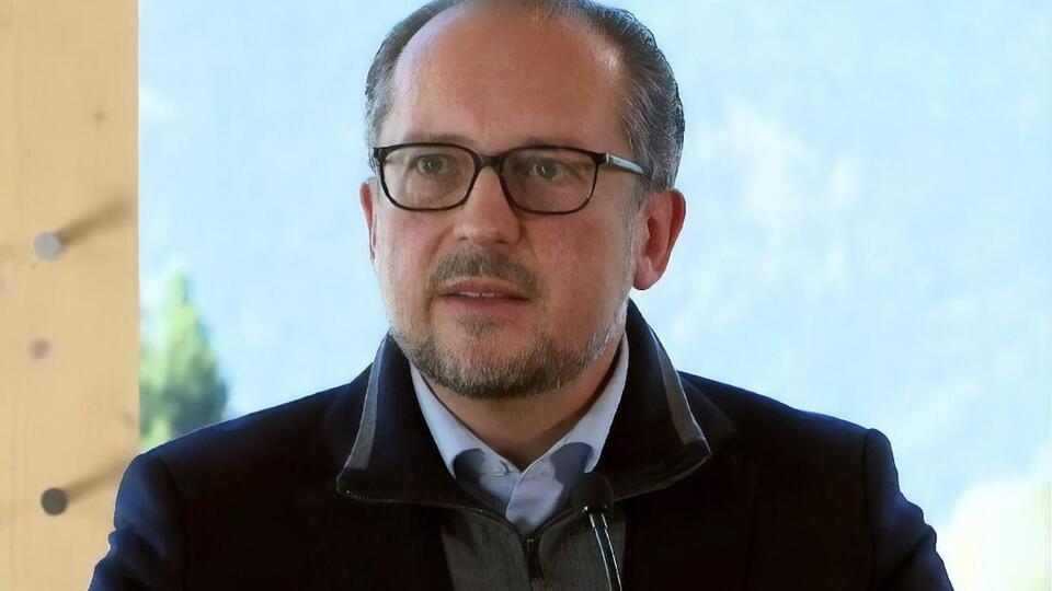 Шалленберг призвал австрийцев вакцинироваться