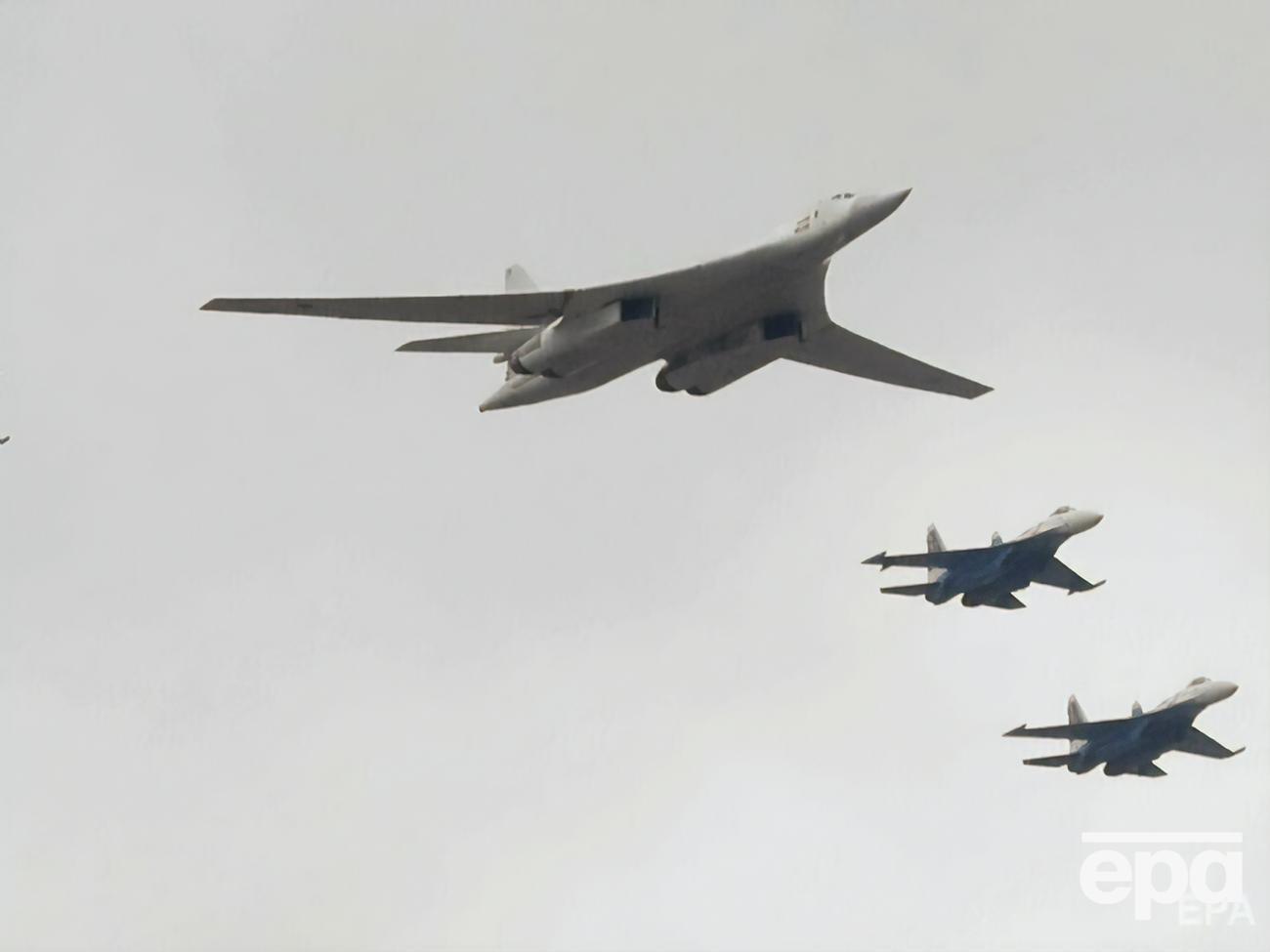 Российский бомбардировщик ТУ-160 над Москвой во время военного парада в мае 2021 года