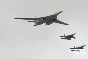 Российский бомбардировщик ТУ-160 над Москвой во время военного парада в мае 2021 года