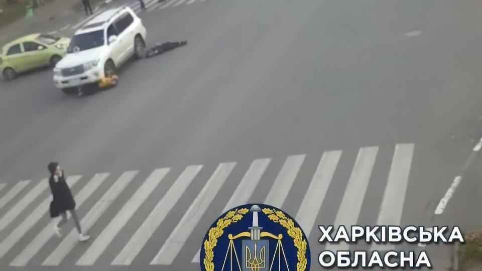 Водій позашляховика їхав на червоне, врізався у двох дітей і протягнув хлопчика, який опинився під колесами, через усе перехрестя