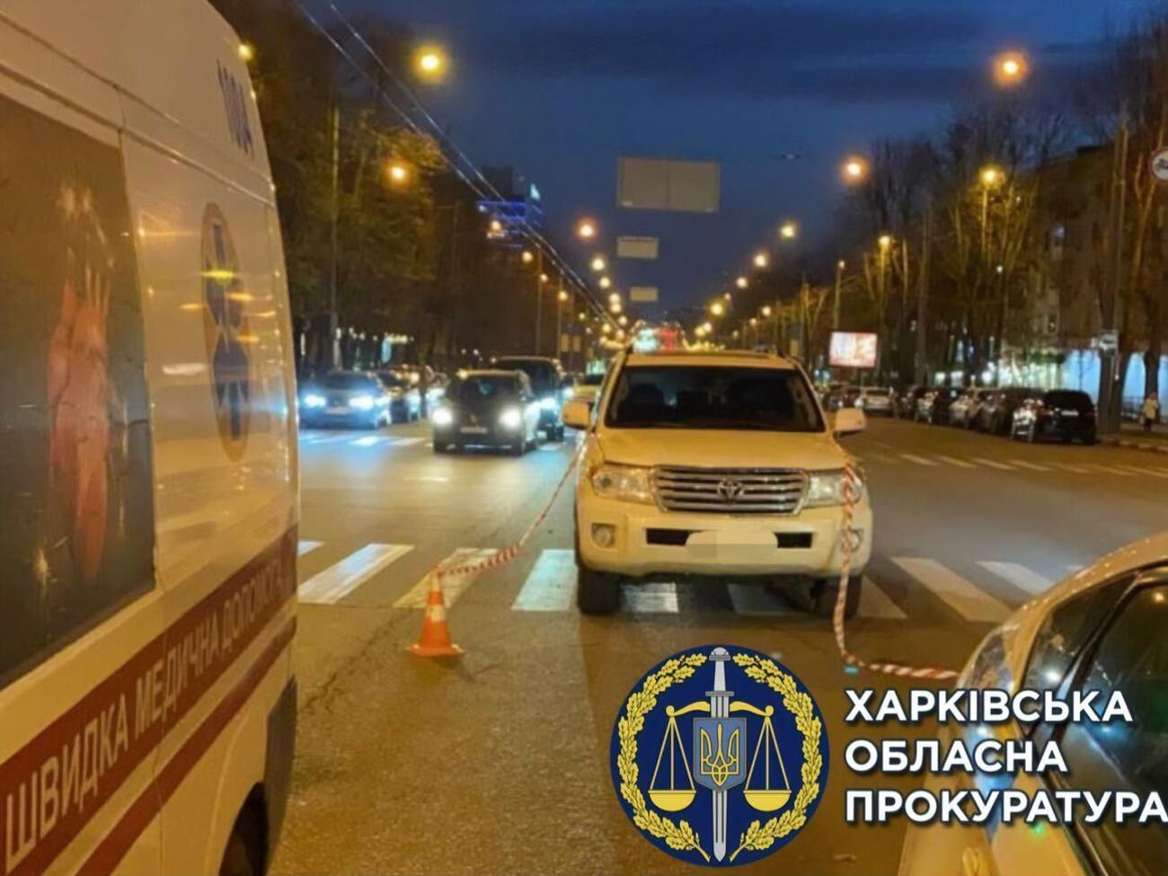 Водитель внедорожника ехал на красный свет, врезался в двух детей и протянул мальчика