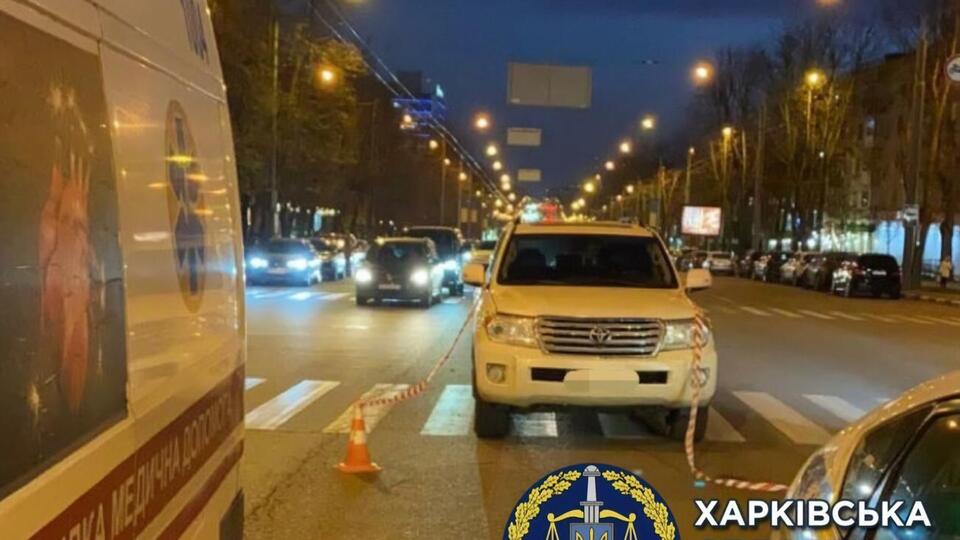 Водій позашляховика їхав на червоне світло, врізався у двох дітей та протягнув хлопчика