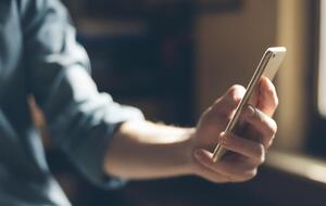 Адвокат повідомив про те, що підозрюваний може мати телефон і доступ до соцмереж