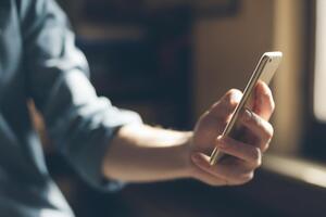 Адвокат повідомив про те, що підозрюваний може мати телефон і доступ до соцмереж