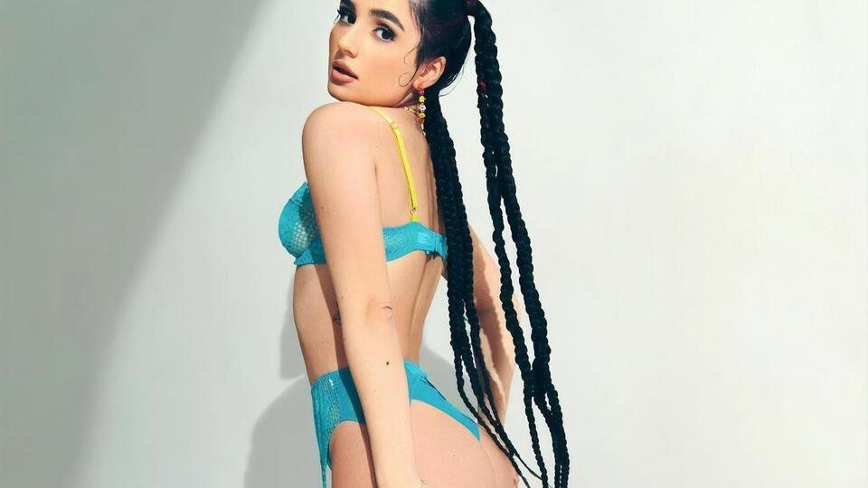 Публикация Тринчер собрала больше 50 тыс. лайков, а вот в комментариях подписчики указали на недостатки ее фигуры