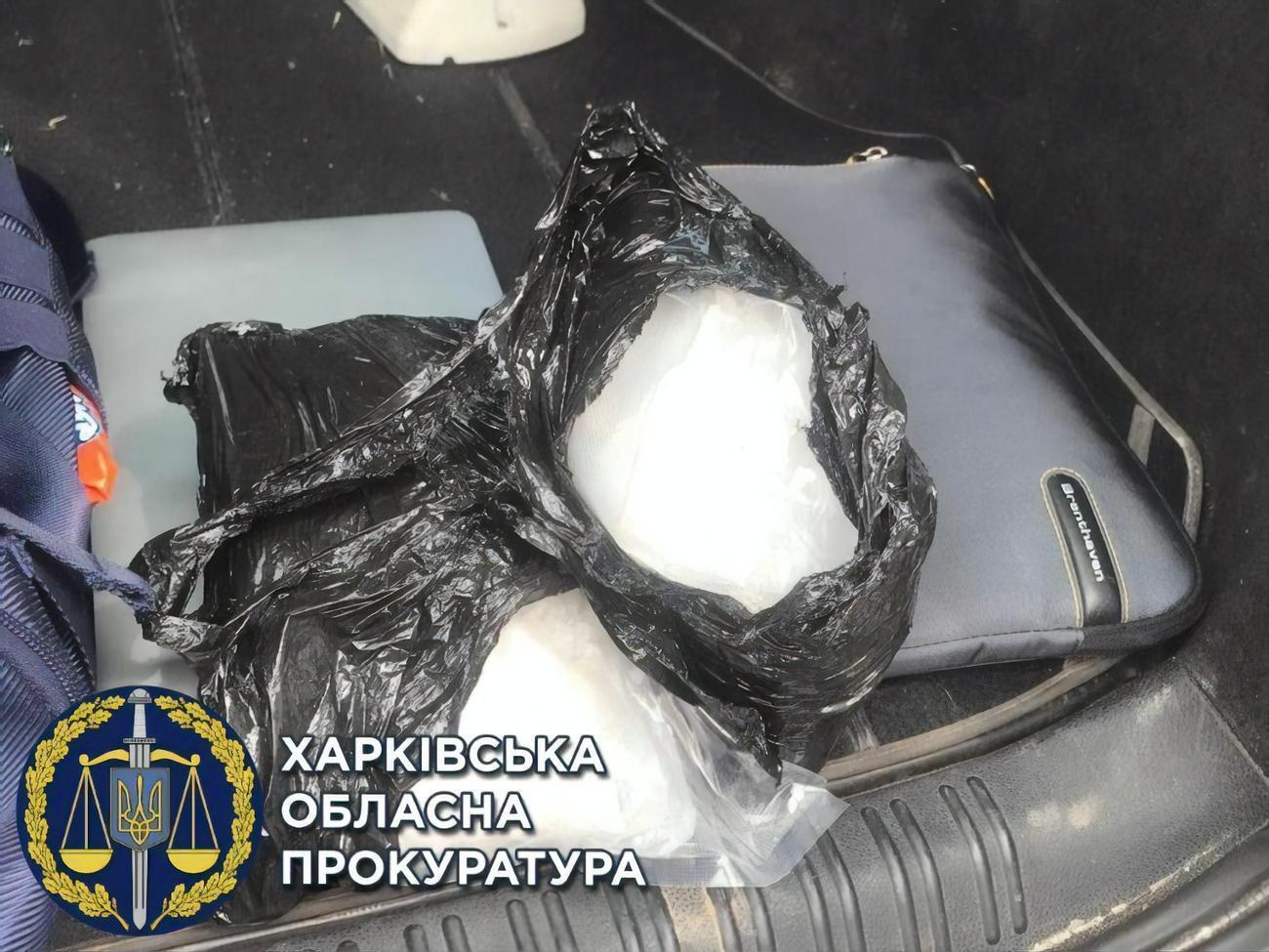 Полицейские остановили такси и во время общения с водителем заметили, что пассажир начал заметно нервничать