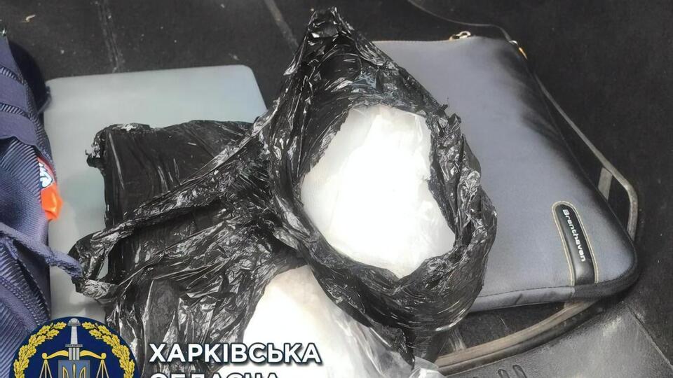 Полицейские остановили такси и во время общения с водителем заметили, что пассажир начал заметно нервничать