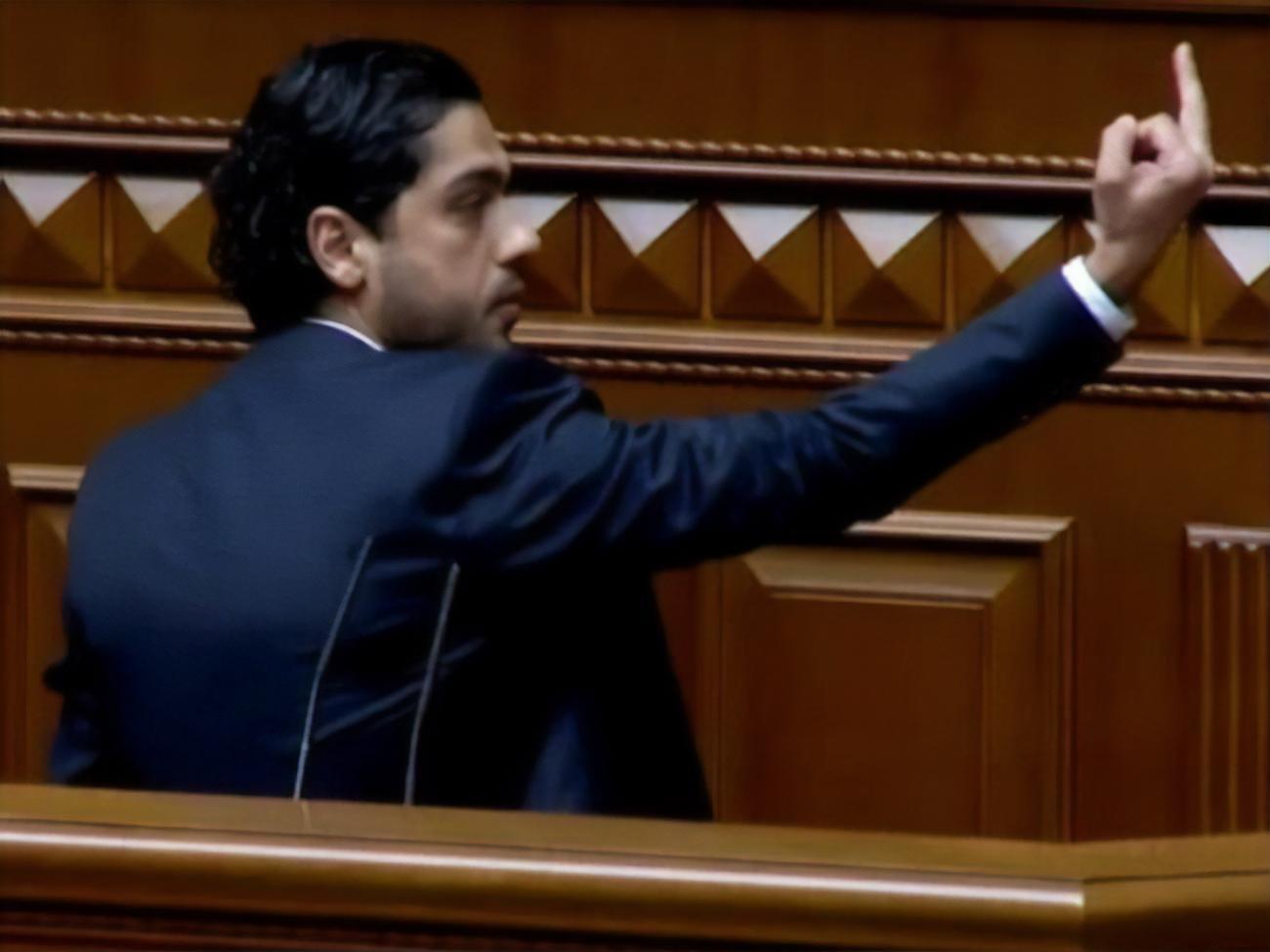 Лерос на засіданні Ради показав середній палець президенту