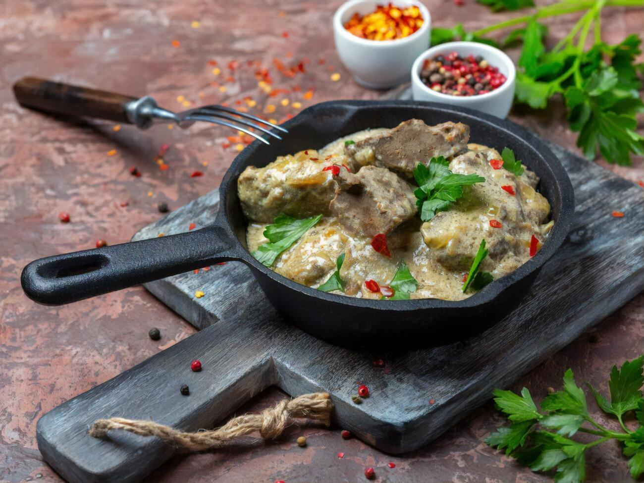 По словам авторов рецепта, к этой тушеной печени подойдет любой гарнир