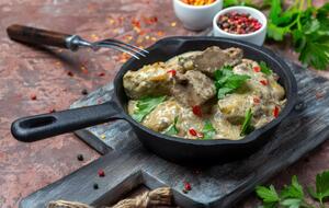 За словами авторів рецепта, до цієї тушкованої печінки годиться будь-який гарнір