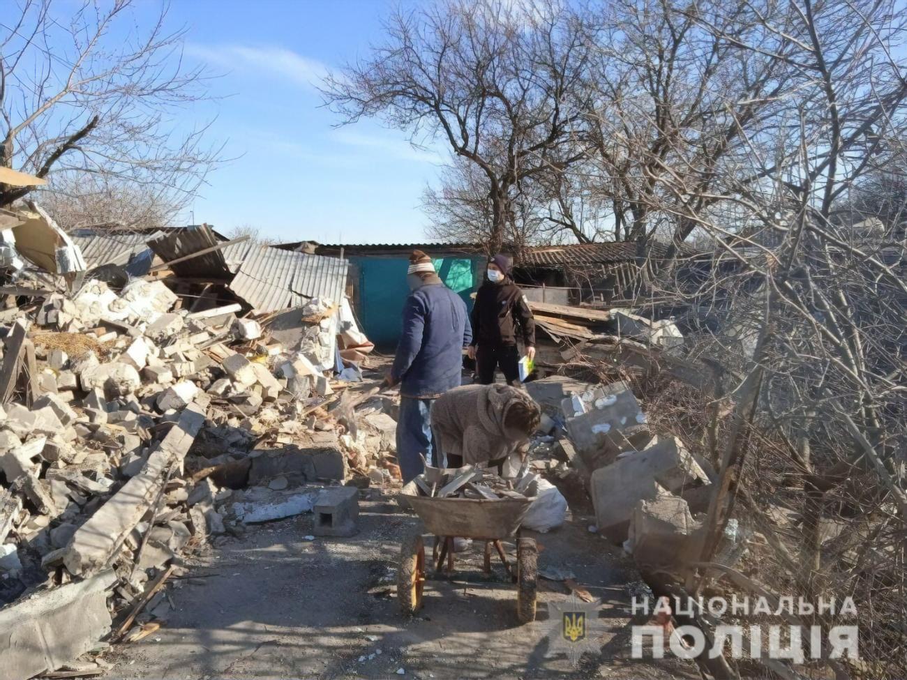 За даними поліції, внаслідок обстрілу пошкоджено дев'ять будинків, три з них повністю зруйновано