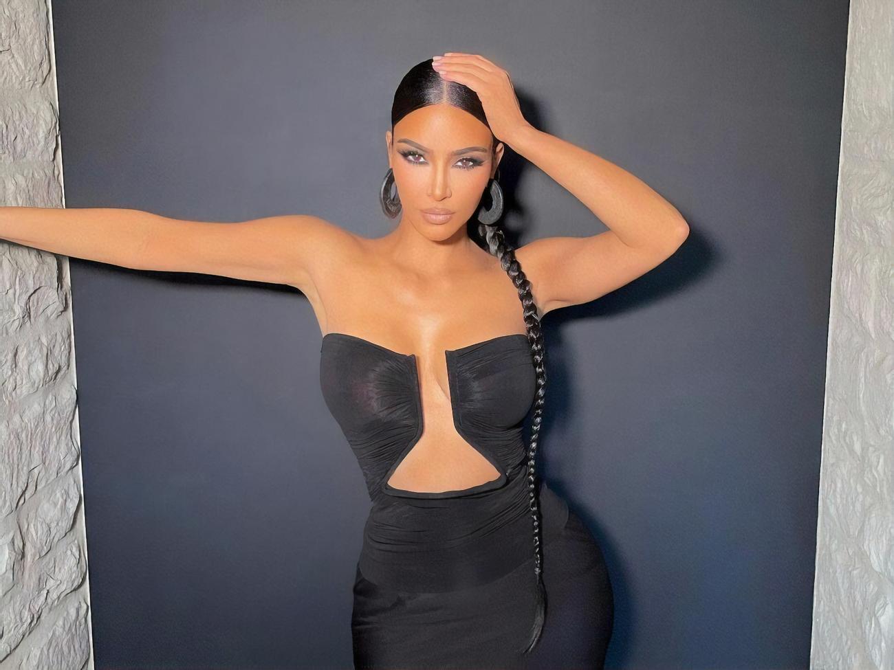 Кардашян решила прийти на свадьбу в стиле total black