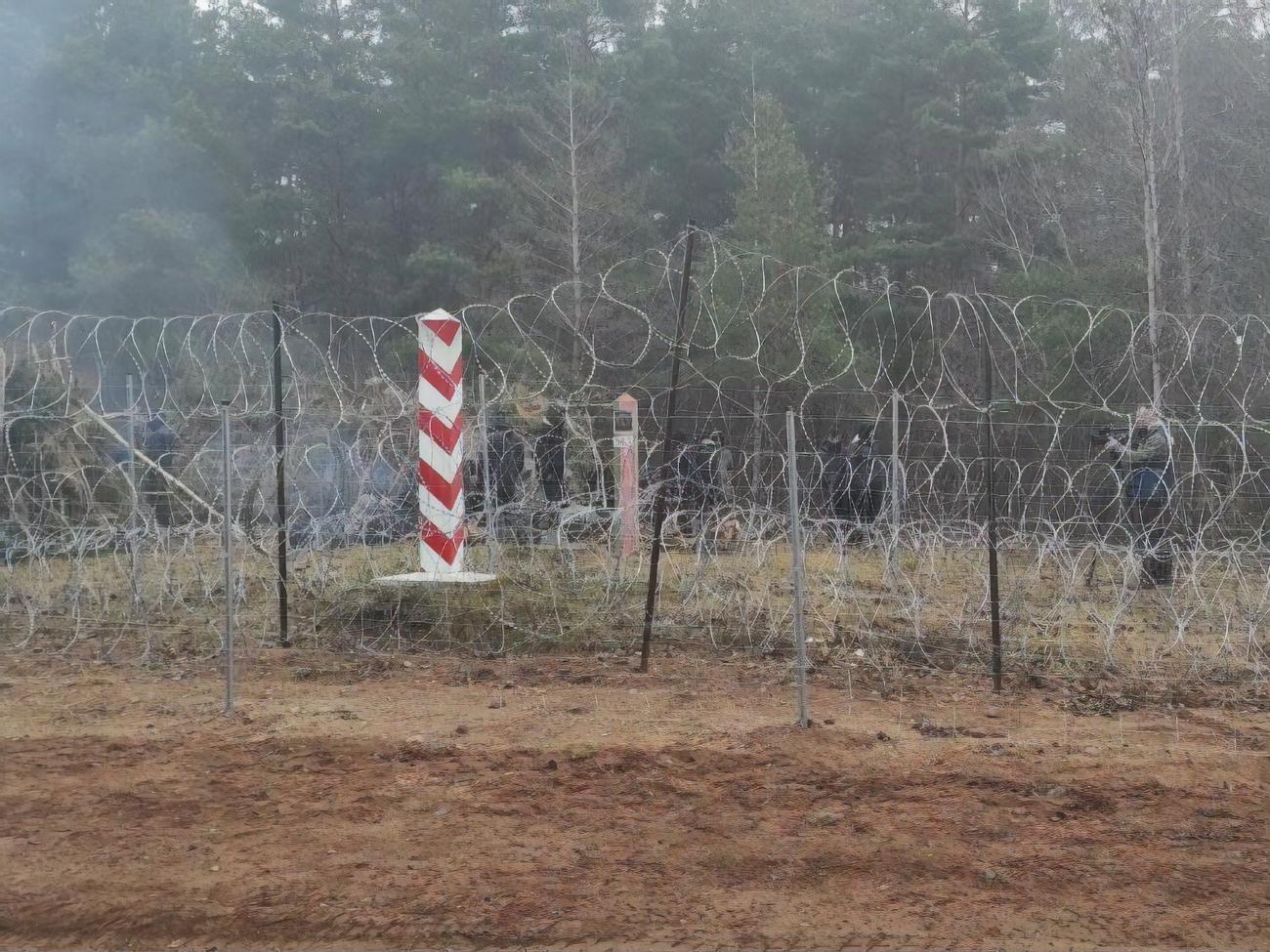 Погранслужба Польши заметила&nbsp;движение среди мигрантов, со стороны Беларуси появился автомобиль для телетрансляции