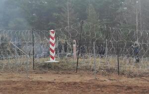 Погранслужба Польши заметила движение среди мигрантов, со стороны Беларуси появился автомобиль для телетрансляции