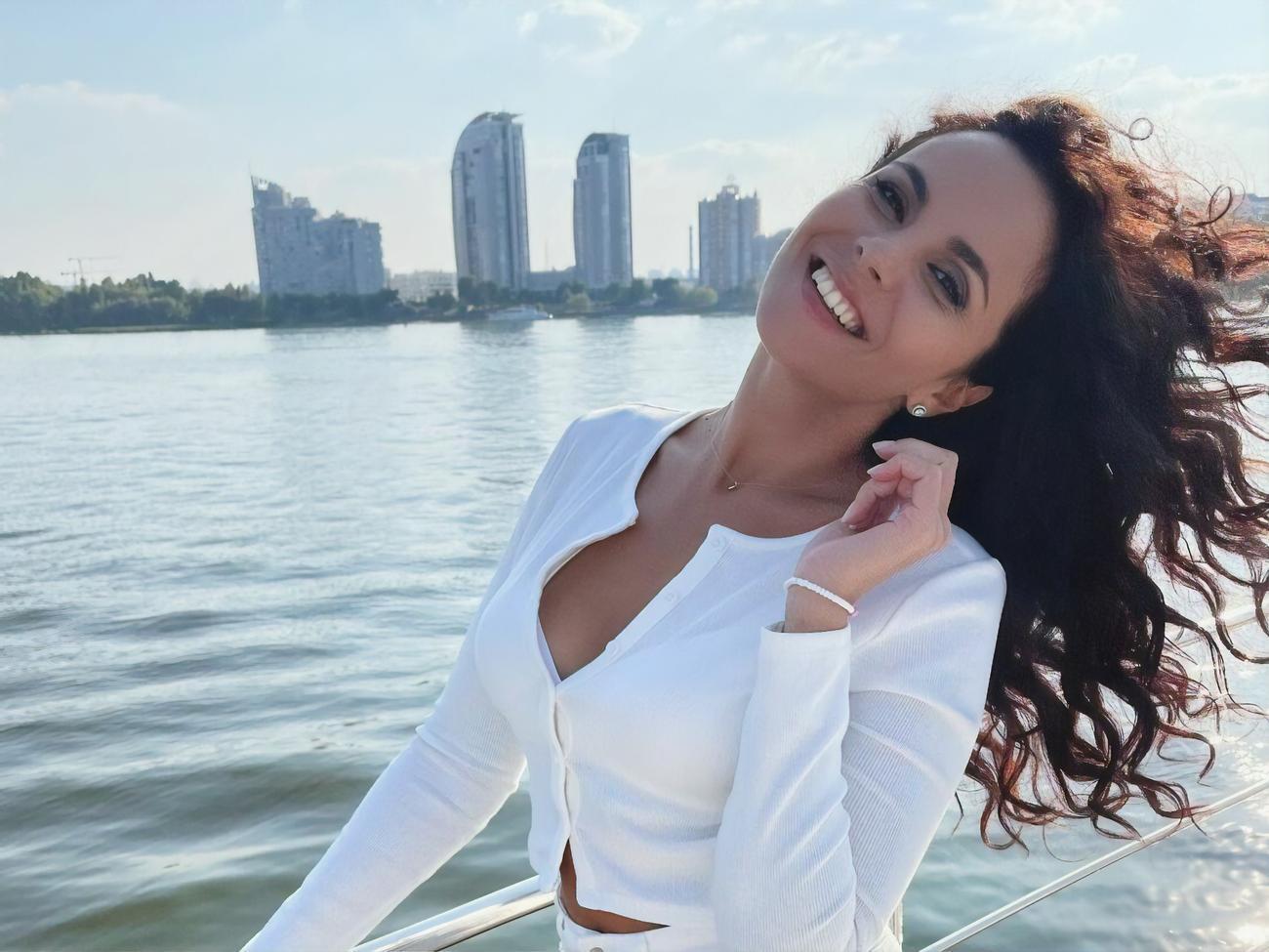 Настя Каменских удивила сеть не только глубоким декольте, но и новой стрижкой каре