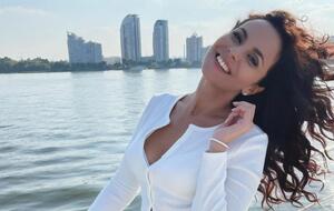 Настя Каменских удивила сеть не только глубоким декольте, но и новой стрижкой каре