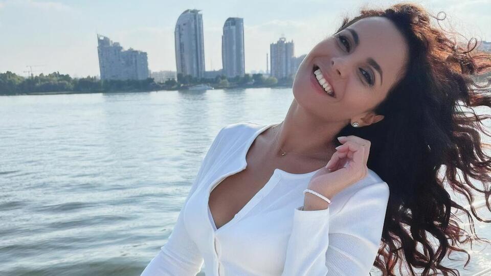 Настя Каменских удивила сеть не только глубоким декольте, но и новой стрижкой каре