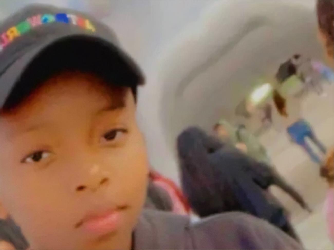 Мальчик был на концерте со своим отцом, но тот во время давки потерял сознание