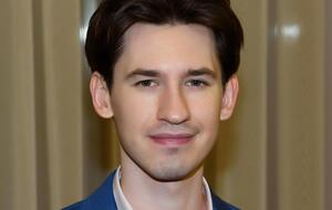 В абсурдистській картині Дмитро Гордон – молодший виступив як співавтор сценарію, співпродюсер, композитор та виконавець головної ролі