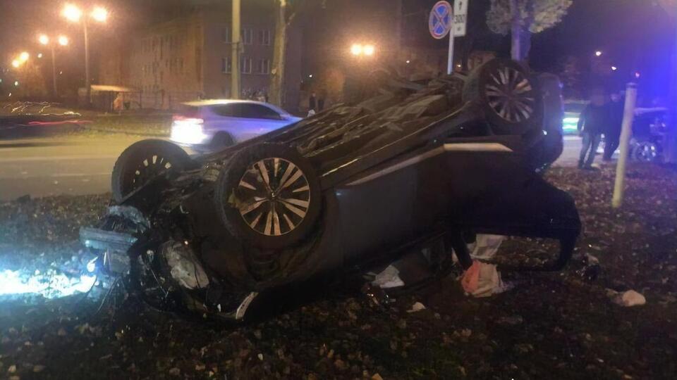 Полицейского и водителя одной из машин госпитализировали